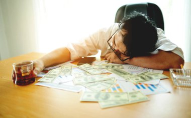 İş yerinde alkol tüketimi, duygusal durum, işle ilgili sorunlar ve birikmiş stres, endişe ve intihara meyilli düşünce. Belgeleri olan bir iş adamı..