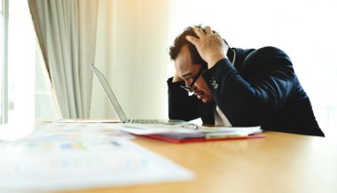 Duygusal durum, işle ilgili sorunlar ve birikmiş stres, endişe ve intihara meyilli düşünce. Belgeleri olan bir iş adamı..