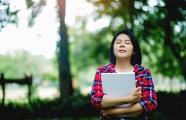 Gülümsemek ve mutlu olmak, iyimser olmak ve basit bir hayat yaşamak..
