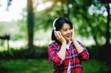 Kulaklıkla müzik dinlemek, doğanın tadını çıkarmak ve kendimle rahatlamak..