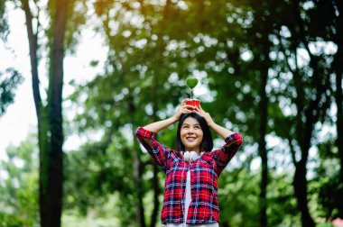 Kendinle mutlu olmak, iyimser olmak, her zaman olumlu düşünmek ve ilk önce kendini sevmek..