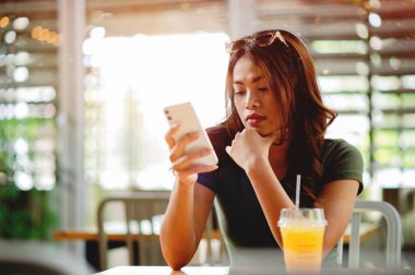 Akıllı telefonlar, sosyal medya ve ağ üzerinden çevrimiçi iletişim, çevrimiçi alışveriş ve bankacılık işlemleri.