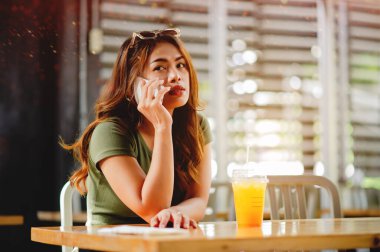 Akıllı telefonlar, sosyal medya ve ağ üzerinden arama ve çevrimiçi iletişim, çevrimiçi alışveriş ve bankacılık.