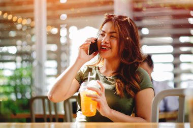 Akıllı telefonlar, sosyal medya ve ağ üzerinden arama ve çevrimiçi iletişim, çevrimiçi alışveriş ve bankacılık.