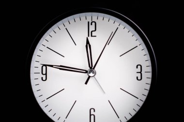 Saat, çalışma zamanını ve günlük hayatı, zaman kavramını ve sınırlı zaman ve zaman fotoğrafçılığını söyler.