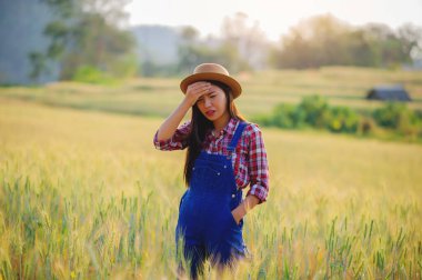Açık hava seyahati sırasında baş ağrısı ve ateş, stresli kadın.