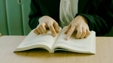 Kitap okumak, kendi kendini öğrenmek, okuma sevgisi geliştirmek ve kitaplardan bilgi edinmek..