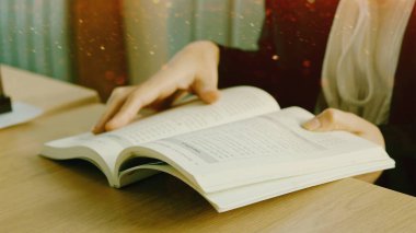 Kitap okumak, kendi kendini öğrenmek, okuma sevgisi geliştirmek ve kitaplardan bilgi edinmek..