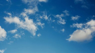 Gün boyunca açık gökyüzü ve bulutlar ve hava koşullarında değişiklikler.