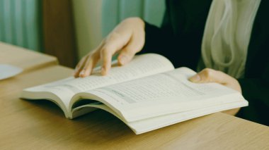 Boş zamanlarında kitap okumak ve onlardan bir şeyler öğrenmek rahatlamak, okuma sevgisi geliştirmek ve kaliteli bir öğrenci olmak için bir yoldur..