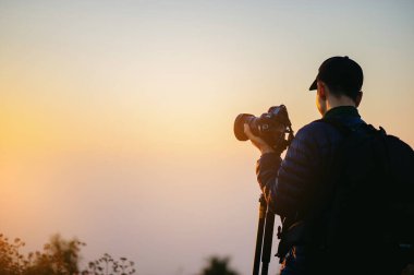 Fotoğrafçı ve çalışmaları gündoğumlarını, yürüyüşlerini ve seyahat fotoğraflarını çekiyor..