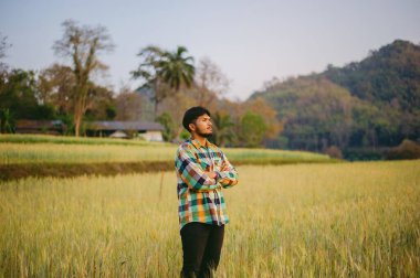 Arpa tarlaları, sürdürülebilir tarım uygulamaları ve başarılı işleriyle gurur duyan yeni nesil çiftçiler tarafından hasat öncesi kontroller..