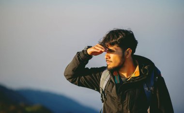 Yürüyüşçüler maceraperest, zorlu dağ yolları ve dağ zirvelerinin fethini arıyorlar..