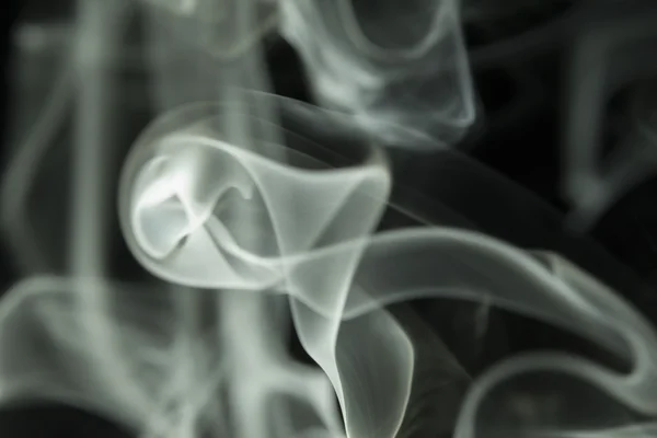 Fumo colorido com fundo liso — Fotografia de Stock