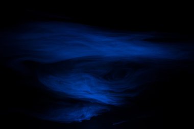 Karanlık bir arka plan üzerinde mavi duman