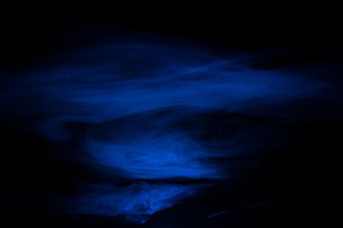 Karanlık bir arka plan üzerinde mavi duman