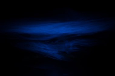 Karanlık bir arka plan üzerinde mavi duman