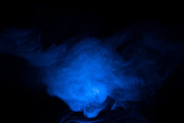 Karanlık bir arka plan üzerinde mavi duman