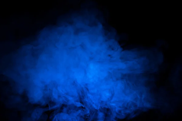 Kék füst, sötét háttér előtt — Stock Fotó
