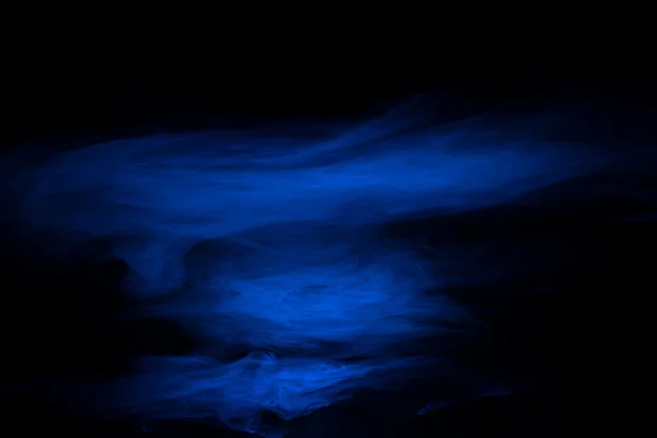 Fumée bleue sur fond sombre — Photo