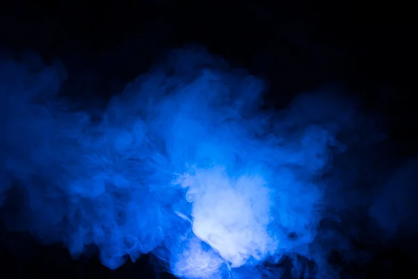 Fumaça azul em um fundo escuro — Fotografia de Stock