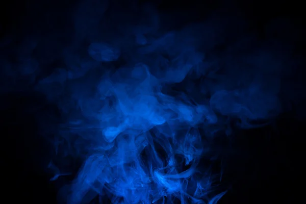 Kék füst, sötét háttér előtt — Stock Fotó