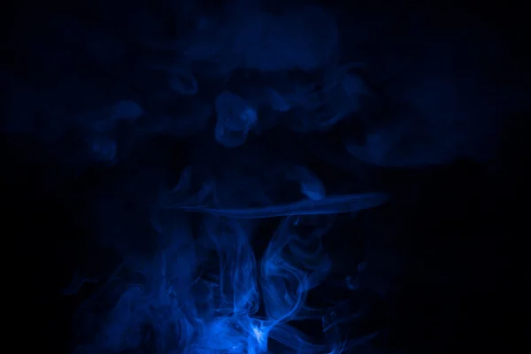 Humo azul sobre fondo oscuro —  Fotos de Stock