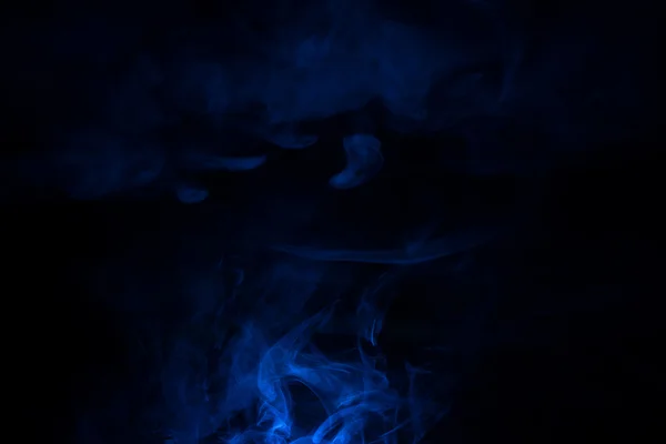 Humo azul sobre fondo oscuro —  Fotos de Stock