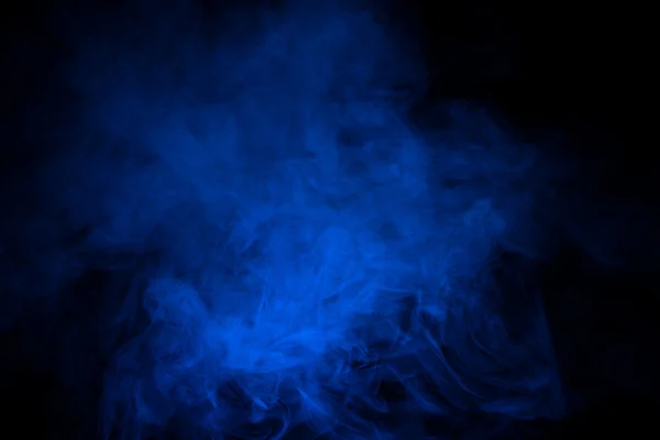 Karanlık bir arka plan üzerinde mavi duman — Stok fotoğraf