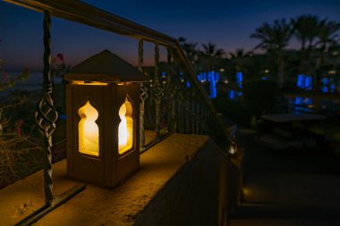 Gece vakti oteldeki merdivenlerin yanındaki gece lambası.