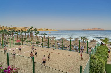 Sharm El Sheikh, Mısır - 20 Aralık 2019: Kızıl Deniz kıyısında voleybol oynayan insanlar. Sierra Oteli