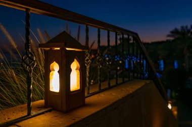 Gece vakti oteldeki merdivenlerin yanındaki gece lambası.
