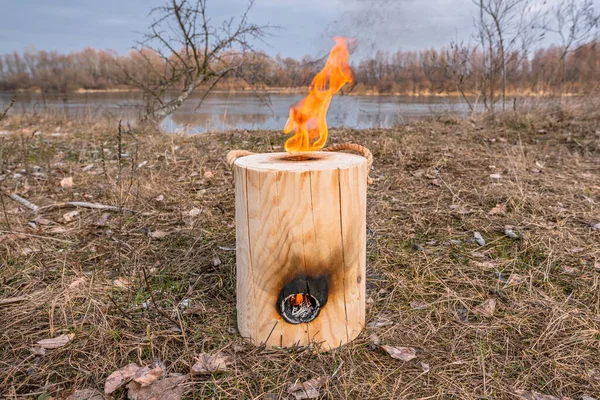 Vertikales Feuer Finnischer Schwedischer Baumstämme Der Flussküste — Stockfoto