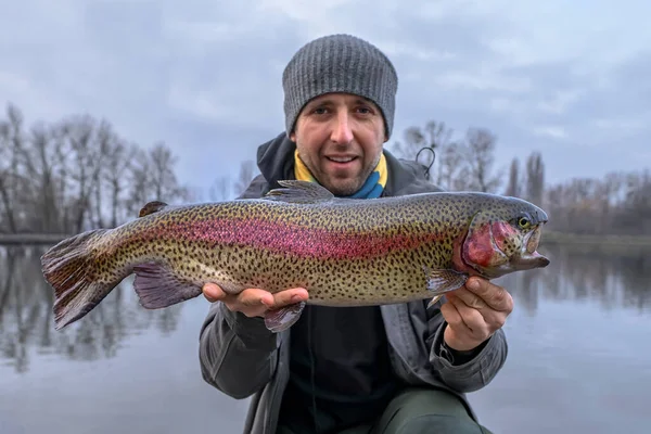 Regnbågsfiske Fiskare Med Brokig Laxfisk Vid Dammen — Stockfoto