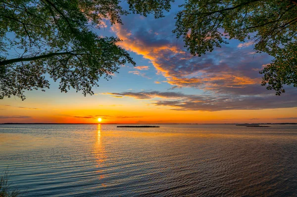 Pôr Sol Colorido Sobre Lago Sol Escondido Água Céu Azul — Fotografia de Stock