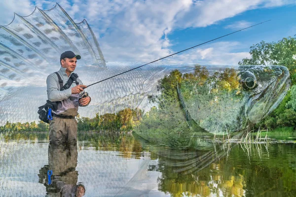 ザンダー釣りだ 川の水の中で釣り人の写真のコラージュは 漁師は柔らかいフォーカスのピケの背景にロッドを回転させることによって ウォーリーフィッシュをキャッチ — ストック写真