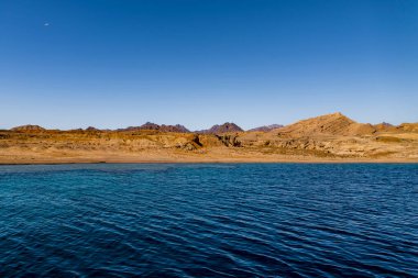 Dağlar ve Kızıl Deniz yakınlarındaki kum çölü. Deniz manzarası Sharm El Sheikh, Mısır