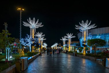 Sharm El Sheikh, Mısır - 22 Aralık 2020: Soho Meydanı 'nın renkli akşam aydınlatması. Yılbaşı tatilinin gece aydınlanması.