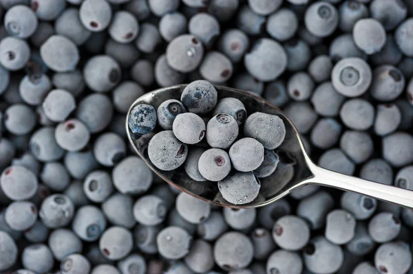 Colher de chá com mirtilos congelados — Fotografia de Stock