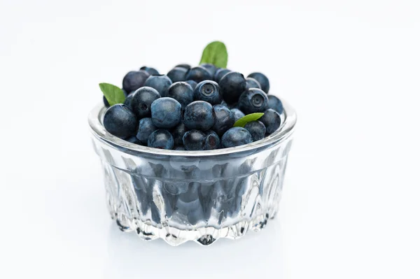 Blauwe bosbessen fruit op glas cup geïsoleerd — Stockfoto