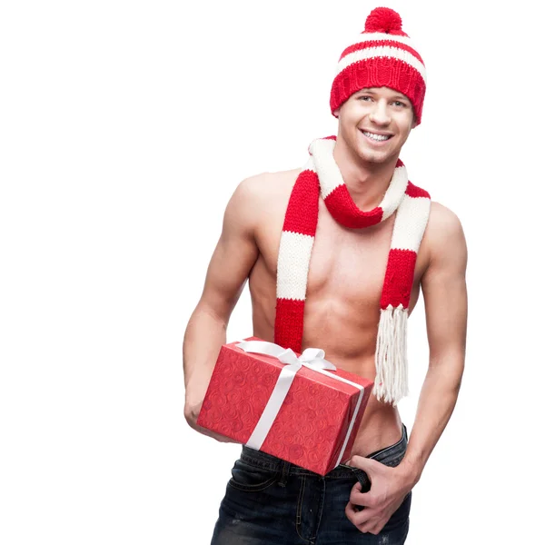 Sexy macho in possesso di regalo rosso — Foto Stock