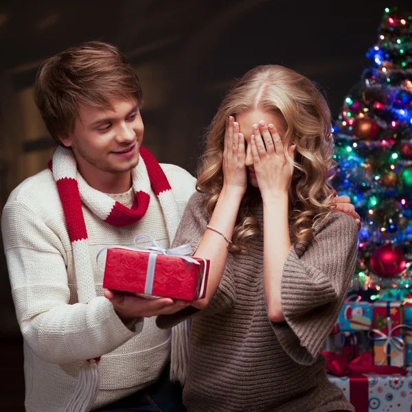 Junges Paar präsentiert Weihnachtsgeschenk — Stockfoto