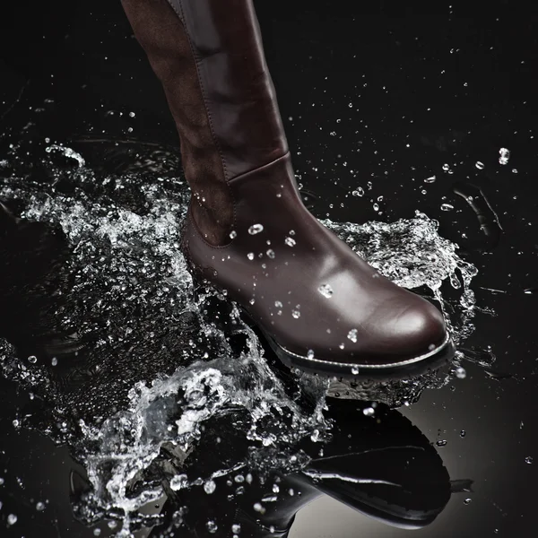 Barna női boot fröccsenő víz — Stock Fotó