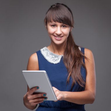 Kız holding tablet