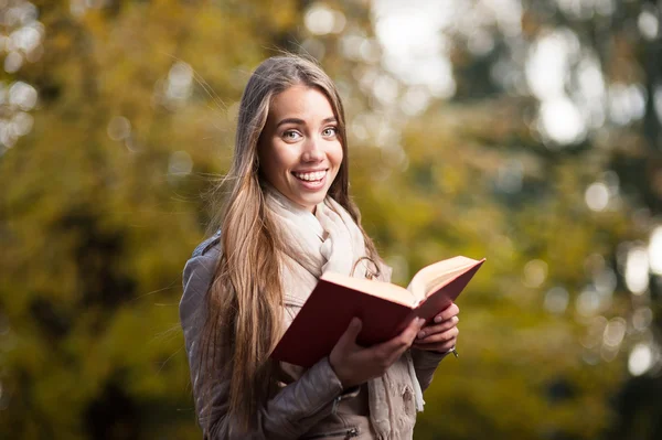 Estudiante mujer celebración libro —  Fotos de Stock