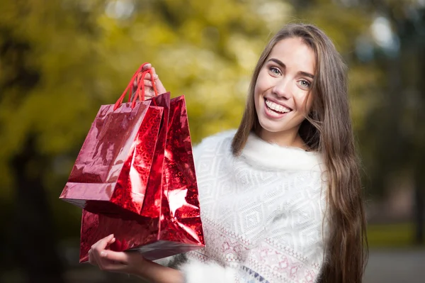 Attraente giovane donna che tiene borse della spesa — Foto Stock