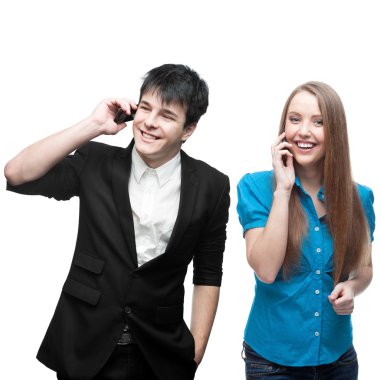 Mobil telefonla aramayı mutlu gülümseyen iş adamları