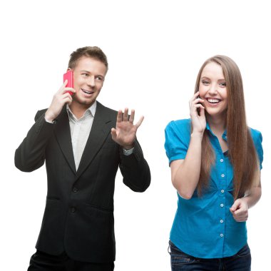 Mobil telefonla aramayı mutlu gülümseyen iş adamları