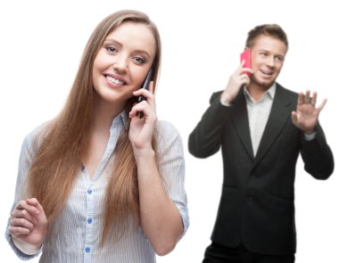Mobil telefonla aramayı mutlu gülümseyen iş adamları