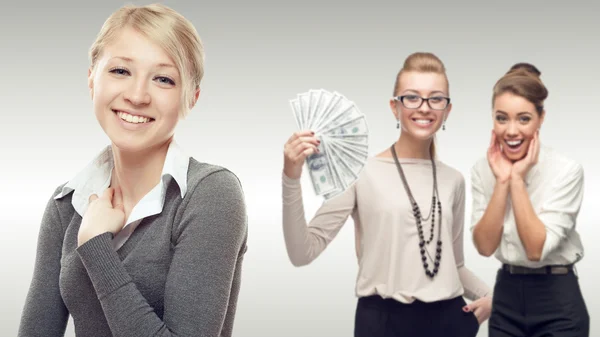 Équipe de jeunes femmes d'affaires prospères — Photo